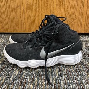 Nike Hyperdunk Basketball shoes. Men’s size 7. Women’s size 8.5.